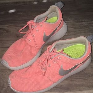 Woman's Nike Roshes